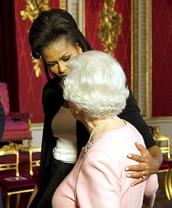 Michelle Obama objęła królową - "tego się nie robi"