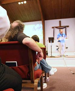 Pastor wzywa do przynoszenia broni do kościoła