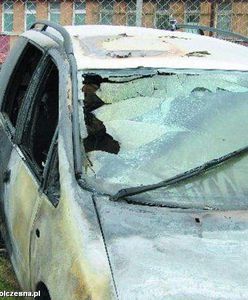 Spłonęły samochody policjantów - to była zemsta?