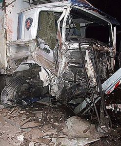 Kierowca ciężarówki zasnął za kółkiem i wjechał w dom