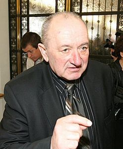 Ojciec K. Olewnika przegląda tajne akta policji