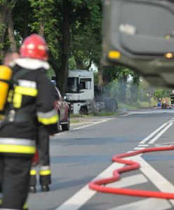 Cysterna z gazem uderzyła w drzewo - utrudnienia trwają