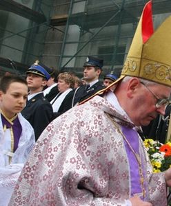 "Większość episkopatu jest zadymiona PiS-em"