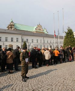 Wydłuża się kolejka przed Pałacem Prezydenckim