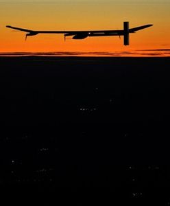 Samolot napędzany energią słoneczną lata nocą