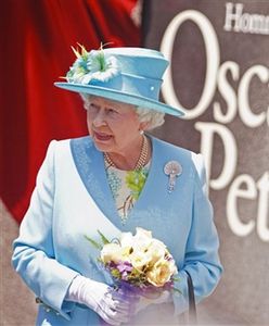 Królowa Elżbieta II odsłoniła pomnik Oscara Petersona