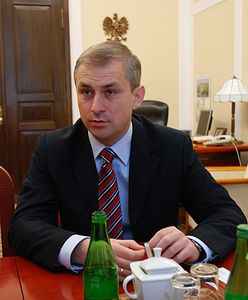 Młode blondynki i dance - nowy spot Napieralskiego