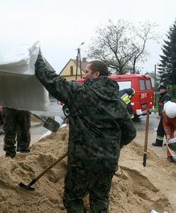 Śmigłowce i ciężki sprzęt - wojsko wkracza do akcji
