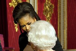 Michelle Obama objęła królową - "tego się nie robi"