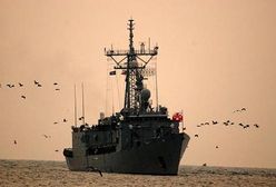 Polski okręt ćwiczy się w walce z piratami