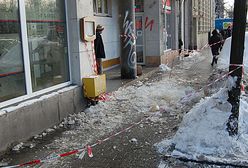 Bryła lodu spadła na kobietę w Warszawie