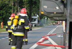 Cysterna z gazem uderzyła w drzewo - utrudnienia trwają