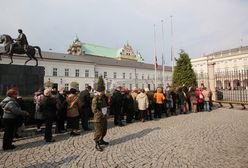 Wydłuża się kolejka przed Pałacem Prezydenckim