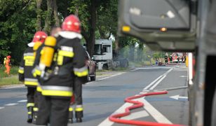 Cysterna z gazem uderzyła w drzewo - utrudnienia trwają