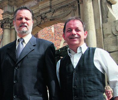 Gej z orędzia Kaczyńskiego pomodlił się przy sarkofagu