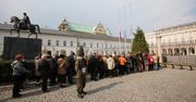 Wydłuża się kolejka przed Pałacem Prezydenckim