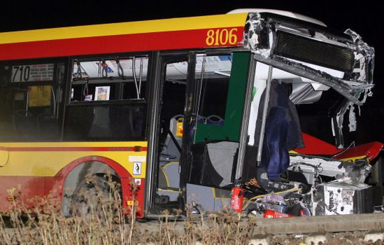 Pociąg zmiażdżył przód autobusu - kilkanaście osób rannych