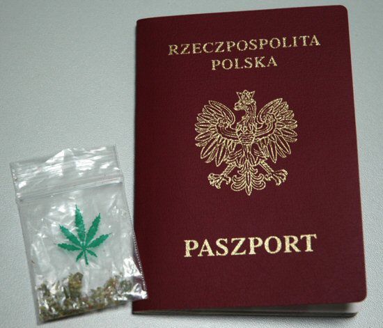 Na odprawie pokazał paszport z marihuaną w środku