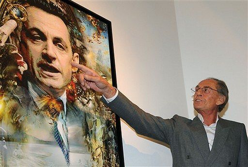 Sarkozy z kolczykiem na wystawie obrazów Sarkozy'ego
