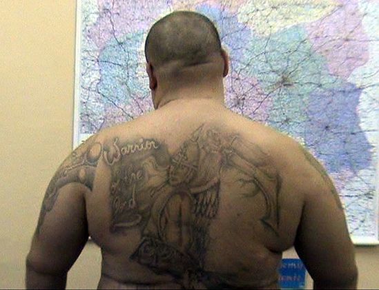 Polski gangster z tatuażem pozuje do zdjęć jak gwiazda