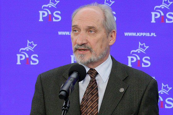 Macierewicz donosi na oficerów kontrwywiadu