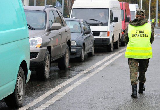 Uczeń i pracownicy graniczni z grypą A/H1N1