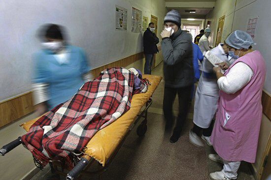 Studenci UW wrócili z Ukrainy z objawami grypy