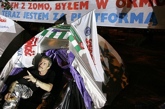 Kolejna noc stoczniowców pod domem Tuska