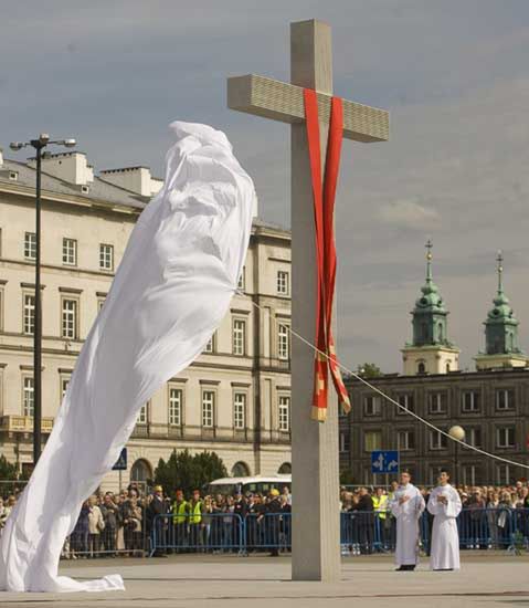 Wielki krzyż w centrum Warszawy
