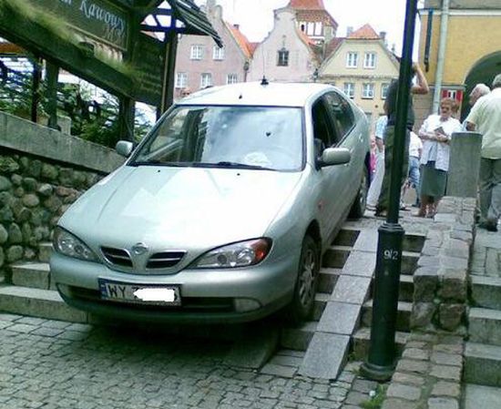 Warszawiak w Olsztynie zaparkował na... schodach