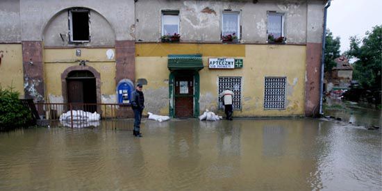 Woda opada, ale na Podhalu wiatr pozrywał dachy