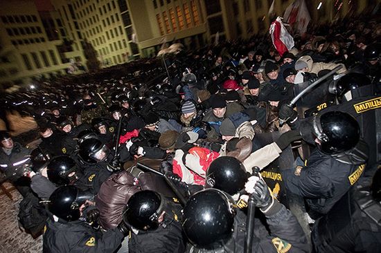 Kandydaci na prezydenta Białorusi potępiają zamieszki
