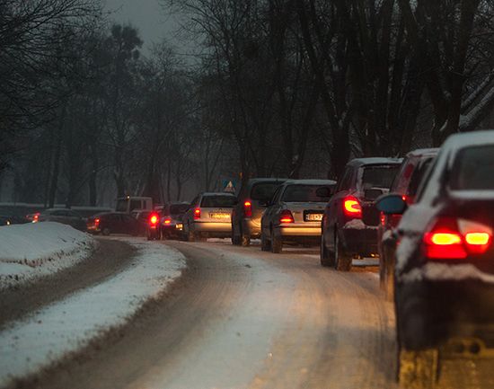 Uwaga kierowcy: na drogach będzie ślisko, silny wiatr