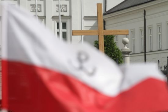"Obrońcy" krzyża z całego kraju ruszają na Warszawę