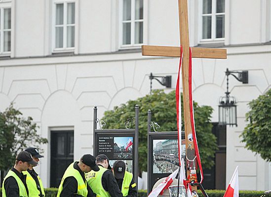 Policja usunęła "obrońców krzyża"
