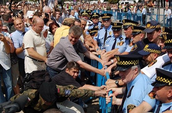 "Dwie różne Polski pod krzyżem? Raczej cyrk fanatyków"