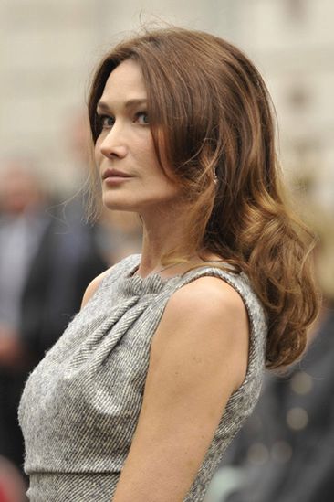 Carla Bruni w obronie kobiety: po co przelewać krew?