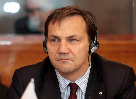 Sikorski pyta o "proszki" Kaczyńskiego - "to nie przystoi!"