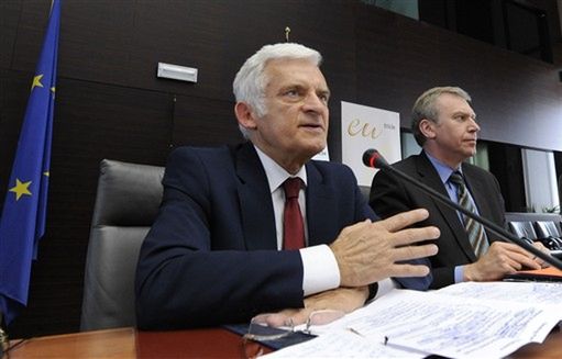 Jerzy Buzek obiecuje, że poruszy kwestię Smoleńska