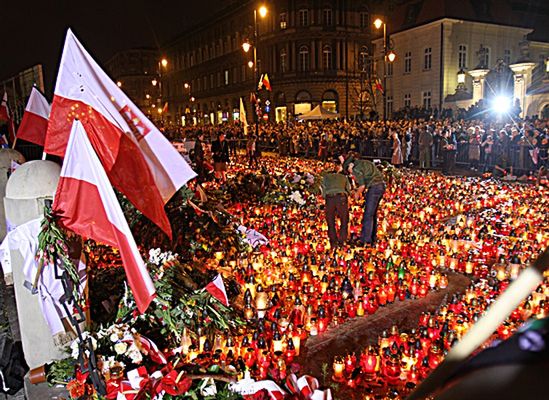 Na zimnie i w deszczu oddają hołd parze prezydenckiej