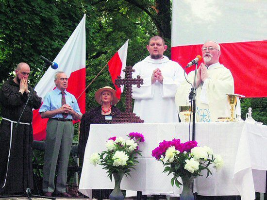 Nielegalna msza w środku parku