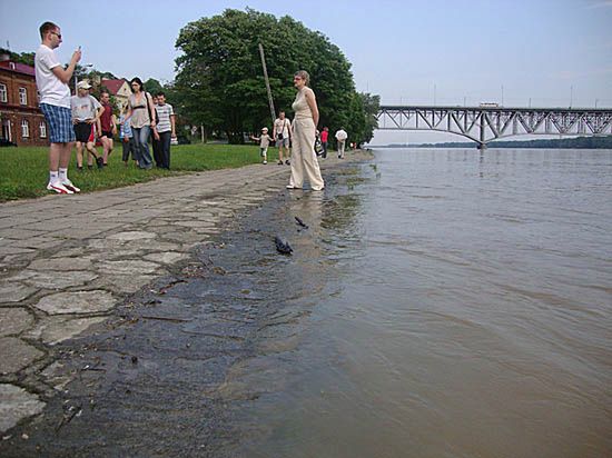 Woda wciąż groźna - w nocy rzeki znów wylały