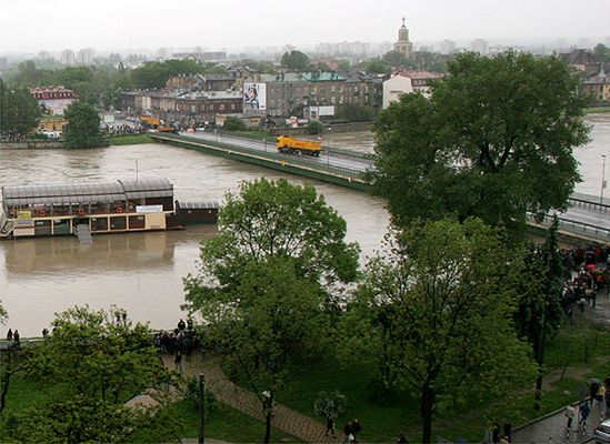 Dramatyczna walka strażaków o most w Krakowie