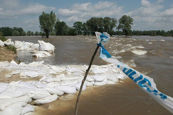 Świniary: Wisła rwie przez zaporę, trwa ewakuacja