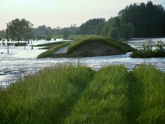 Pod Płockiem woda opada, ale wciąż jest groźnie