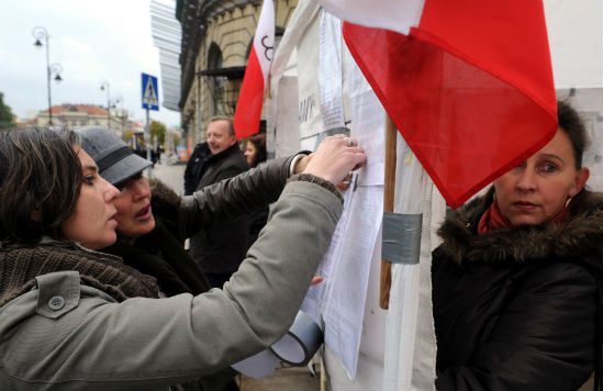 Protestujący przed Pałacem zmieniają taktykę