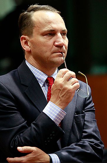 Sikorski spełnia życzenie Tuska w internecie