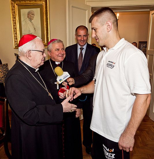 Adamek wciągnięty w kampanię? Wszystko przez prezent