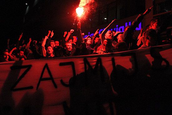 Tusk umknął przed tłumem - czekali na niego kibice