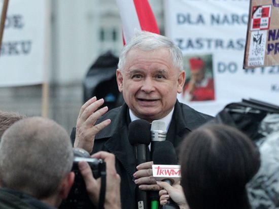 Gorąco przed Pałacem: Jarosławie, otaczają cię klakierzy